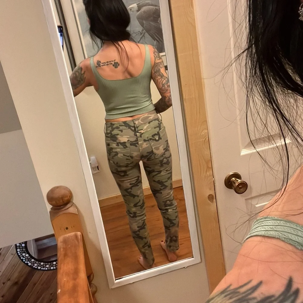 Distressed Black Orchid camo jeans - Picture 2 of 13